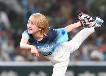 「キター！！」「ファッ？！」ベルーナドーム降臨の金髪の人気女性声優、豪快投球に反響 ノーバンならずも球場沸かせる