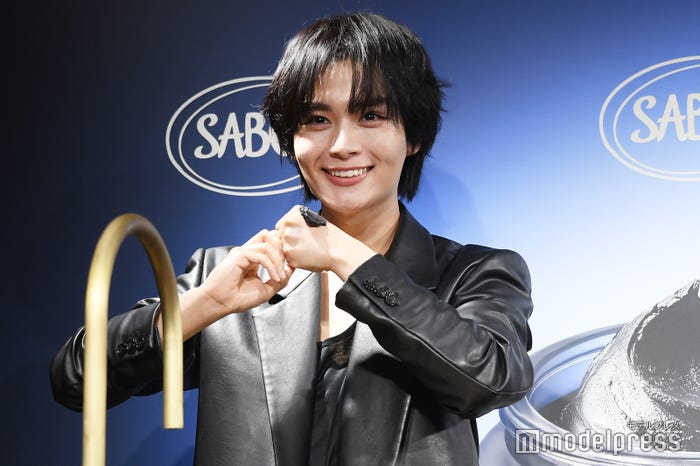 スクラブをくるくるしながら「撮影タイムですよ~」とシャッターチャンスをくれる大西流星(C)モデルプレス