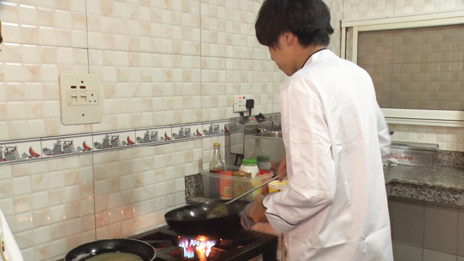 すうすうのために手料理を作るはり坊「あいのり：African Journey」第9話より（C）フジテレビ