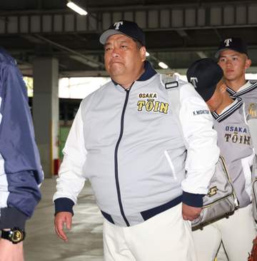 センバツ決勝 両監督が試合前に握手を交わす 大阪桐蔭はおかわり君の長男・中村勇斗もスタメンで出場へ