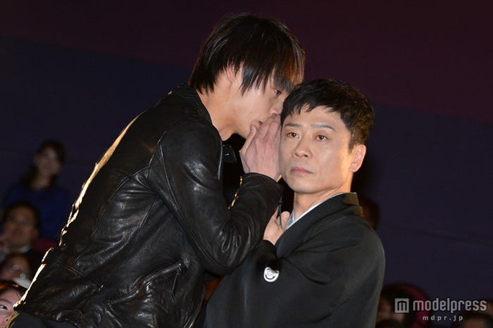 ドラマのワンシーンを再現/窪田正孝、三宅弘城