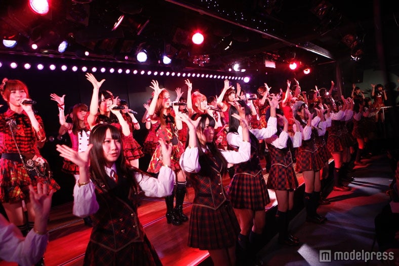 「桜の花びらたち」／「AKB48劇場 6周年記念特別公演」より