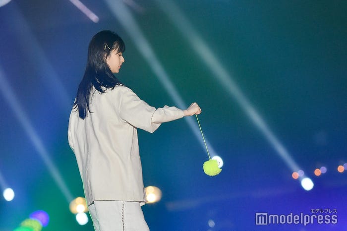 ポンポンをビョーンとして遊ぶ齋藤飛鳥(C)モデルプレス