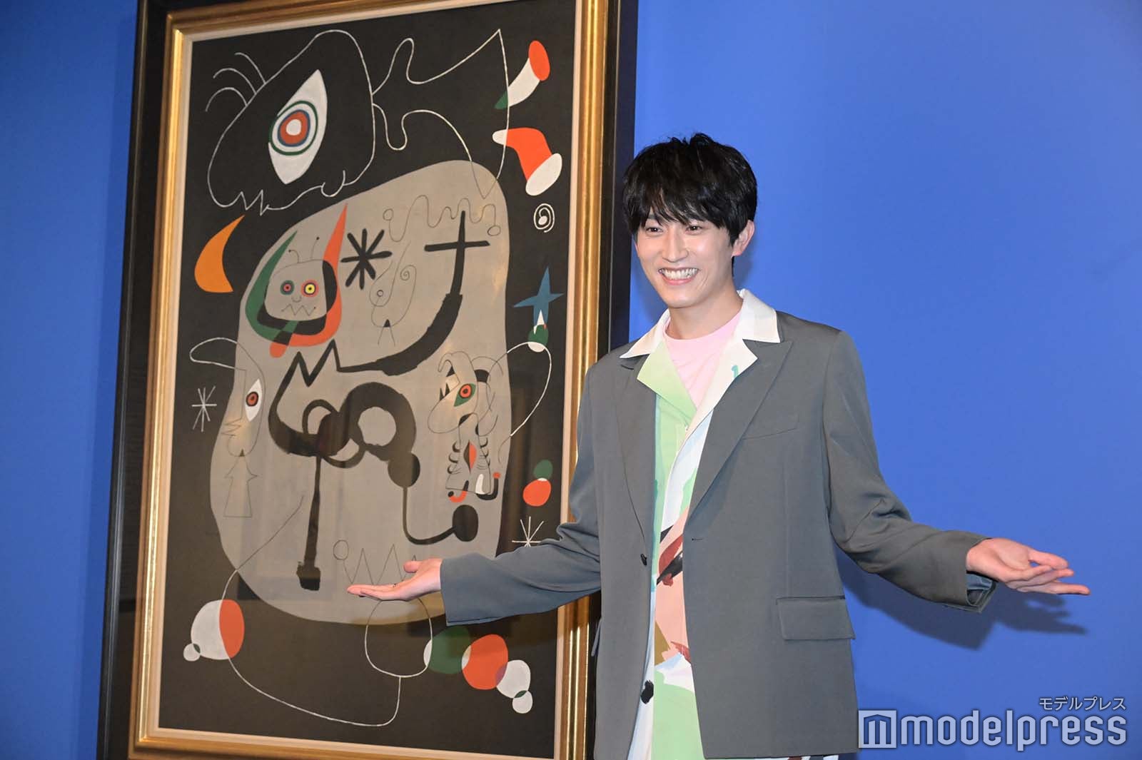 ミロの絵と杉野遥亮 （C）モデルプレス