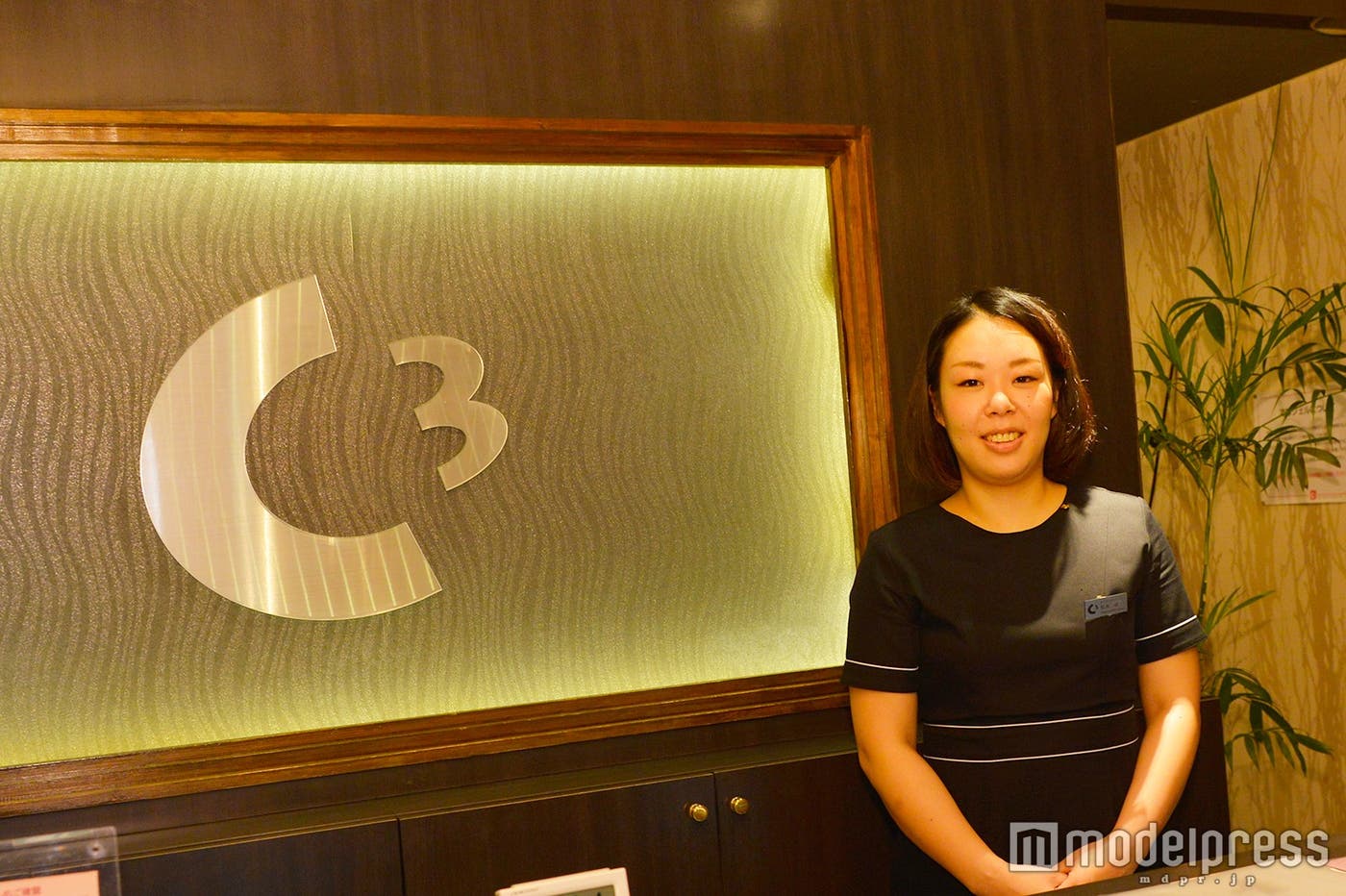 到着すると笑顔でお出迎え(C)モデルプレス