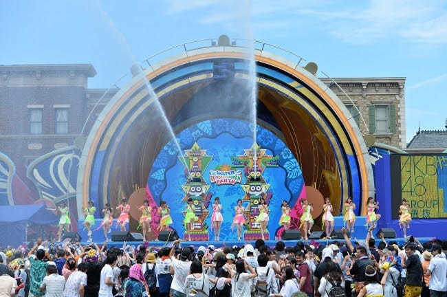 USJでAKB48史上最高の“びしょ濡れ”ライブがスタート