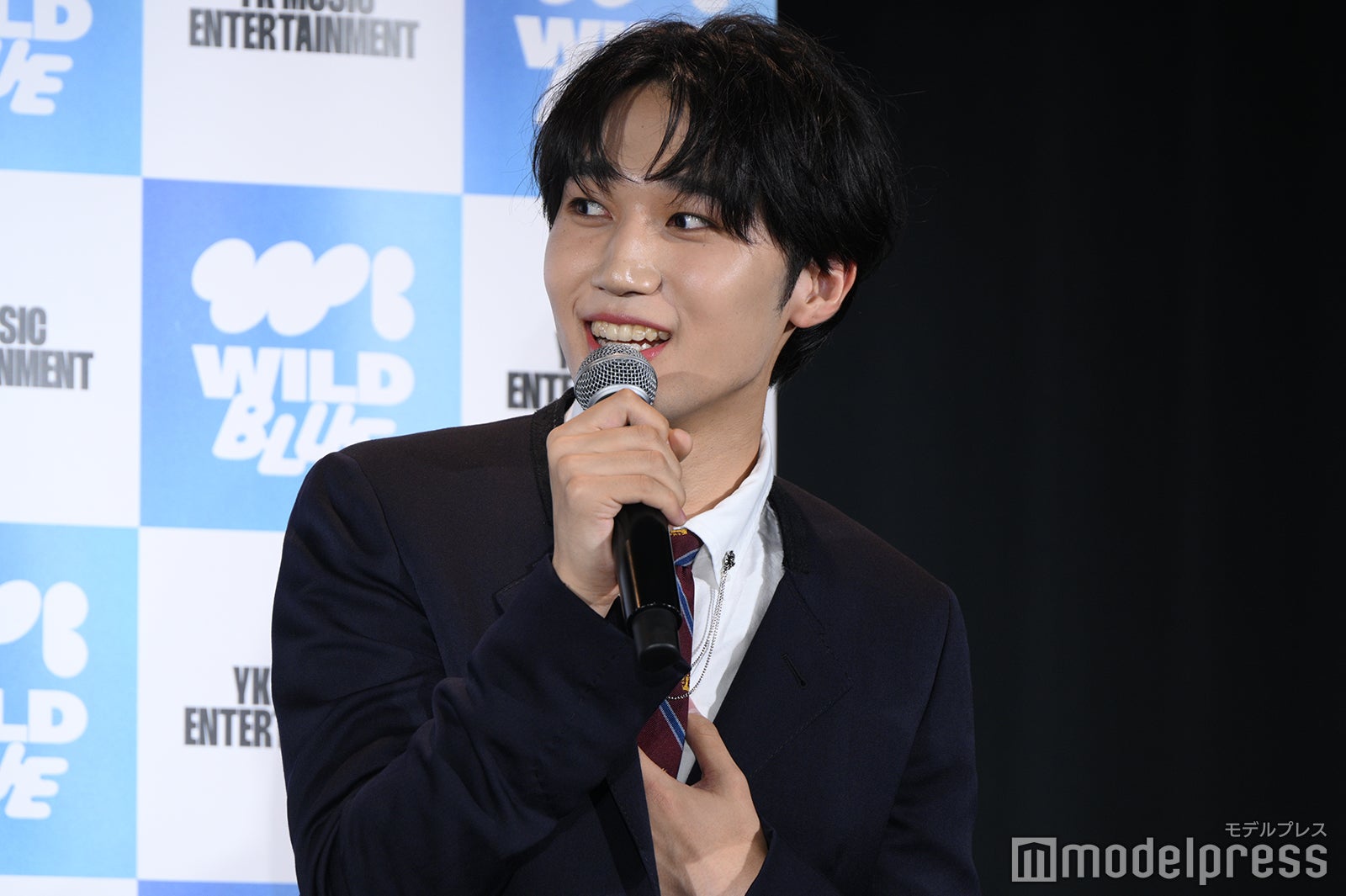 間違った歌詞で歌う鈴川直弥（C）モデルプレス