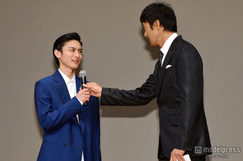 （左より）高良健吾、阿部寛