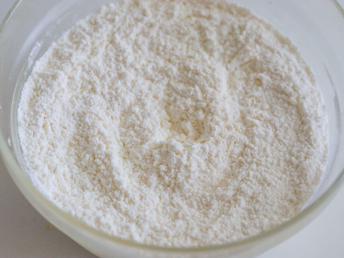 ボウルに入れた薄力粉とベーキングパウダーを混ぜた粉類