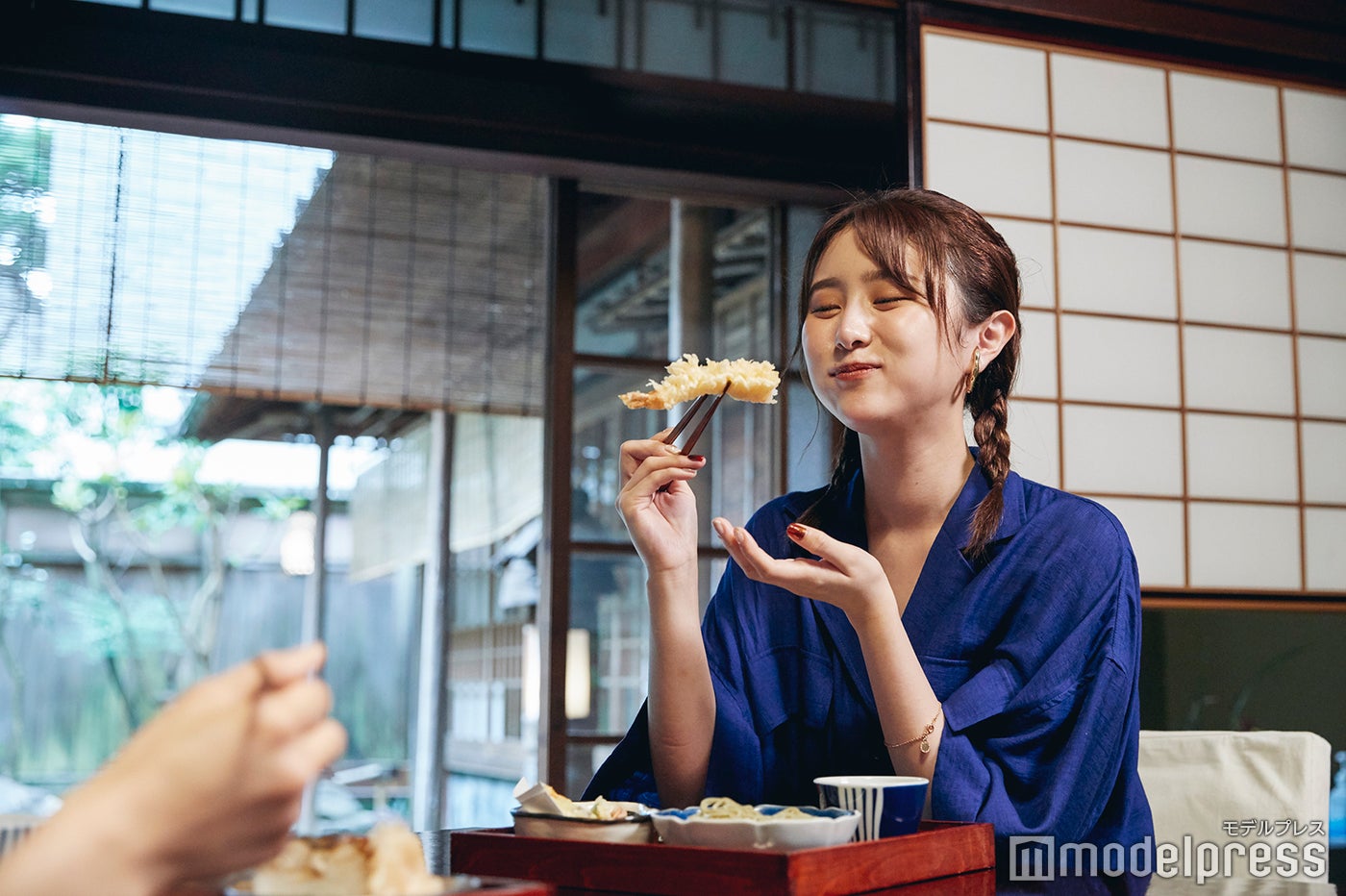 美味しいお蕎麦とサクサクの天ぷらに笑みがこぼれます。（C）モデルプレス