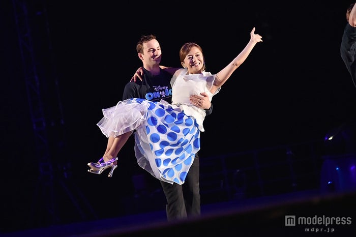 華原朋美 氷上 でアナ雪 レット イット ゴー 歌唱 少しも寒くなかった イケメンに 抱かれて 登場 モデルプレス 華原朋美 氷上 でアナ雪 レット イット ゴー 歌唱 少しも寒くなかった イケメンに 抱かれて 登場 モデルプレス