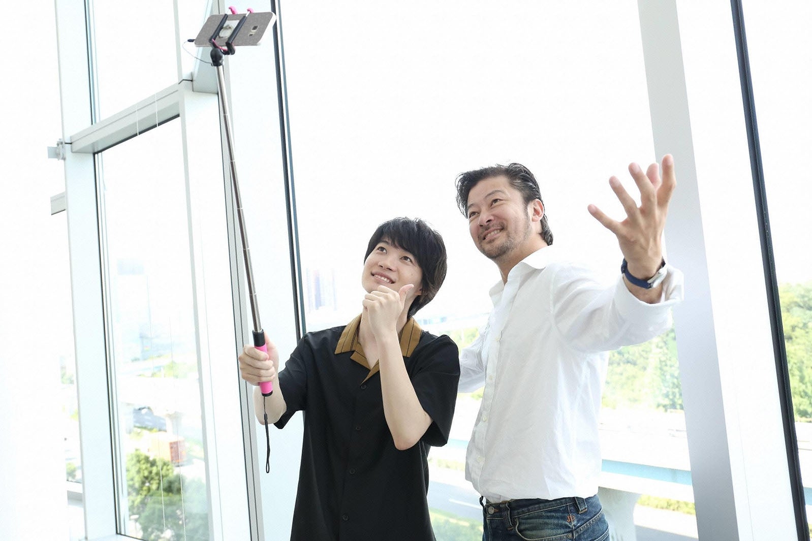 （左から）神木隆之介と浅野忠信（C）フジテレビ