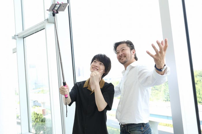 (左から)神木隆之介と浅野忠信(C)フジテレビ