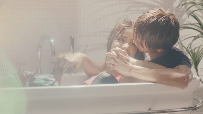 lol・hibiki、藤田富と入浴・ベッドに押し倒され…恋する瞳が可愛すぎると話題に/hibiki、藤田富/lol「bye bye」MVより