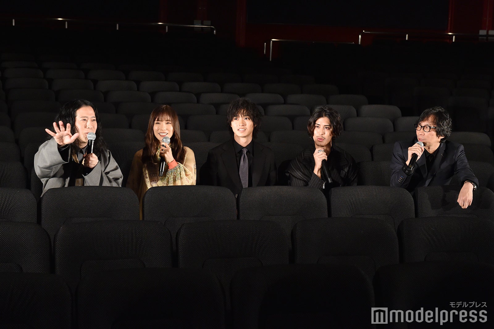 3月25日開催、無観客での完成記念イベントの模様／（左から）又吉直樹、松岡茉優、山崎賢人、寛一郎、行定勲監督（C）モデルプレス