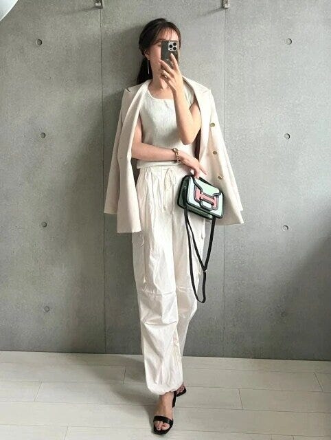 大人女子のカーゴワイドパンツのOKコーデ