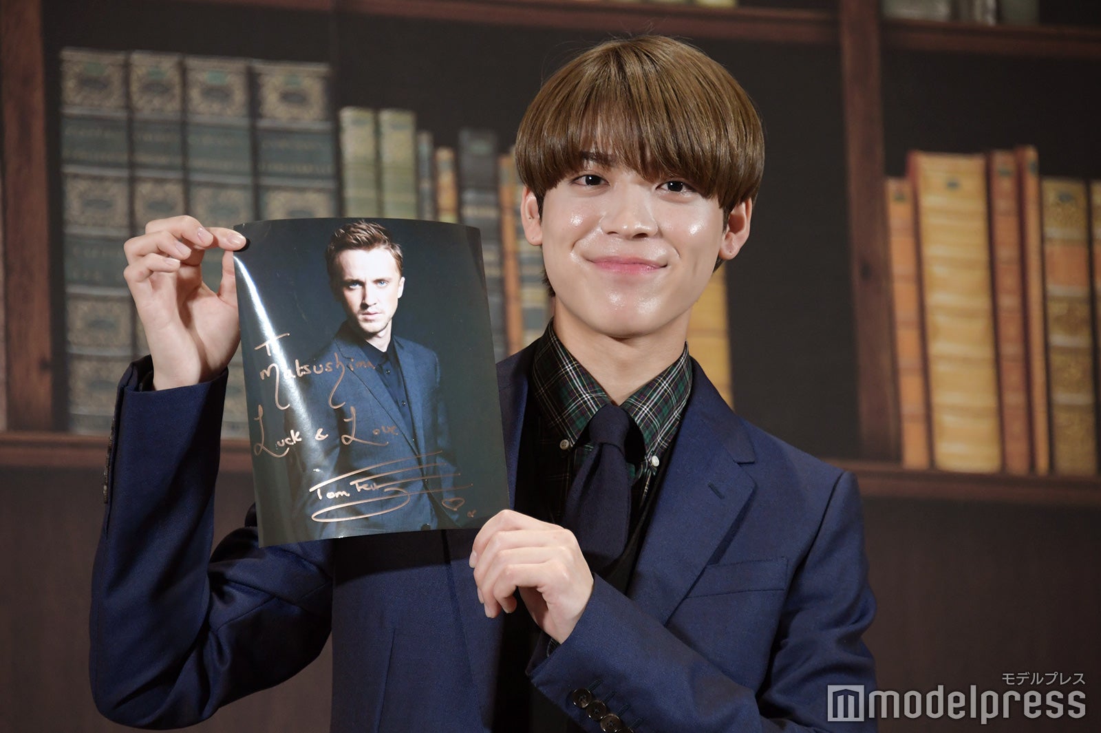 トム・フェルトンからもらったサインを披露した松島聡（C）モデルプレス