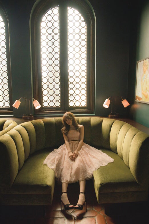 白石麻衣2ndソロ写真集『パスポート』（2月7日発売）／画像提供：講談社