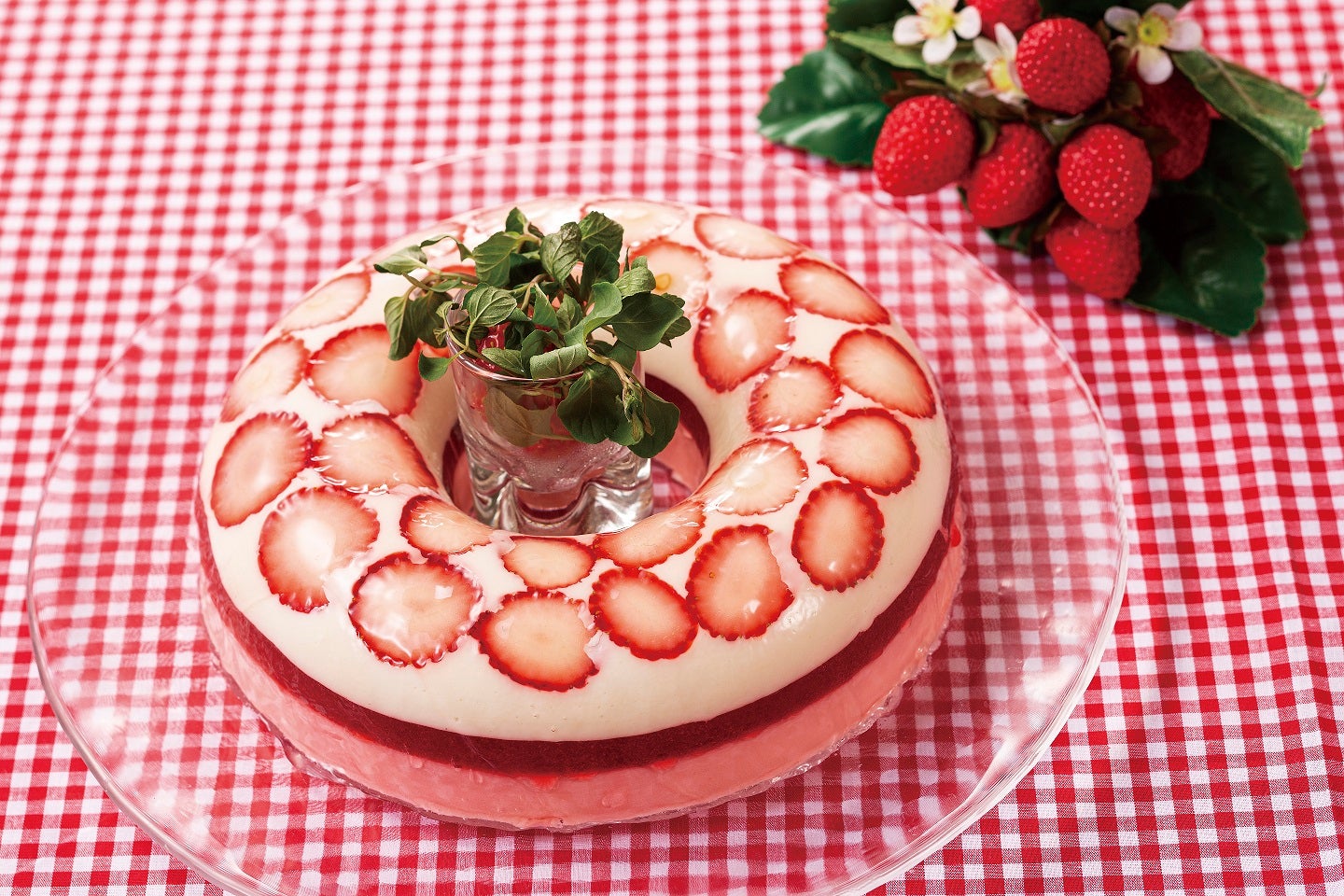 スイーツビュッフェ～苺づくしの幸せピクニック～／画像提供：リーガロイヤルホテル東京