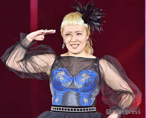 丸山桂里奈、大胆衣装で美ボディ披露 シークレット登場で“丸山ワールド”全開トークも<TGC 2022 S/S>