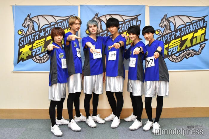 (左から)玲於、毅、ジャン、颯、壮吾、楽/SUPER★DRAGON(C)モデルプレス