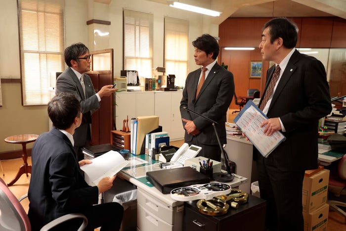 渡辺いっけい、織田裕二、菅原大吉ら「シッコウ!!~犬と私と執行官~」第3話より(C)テレビ朝日