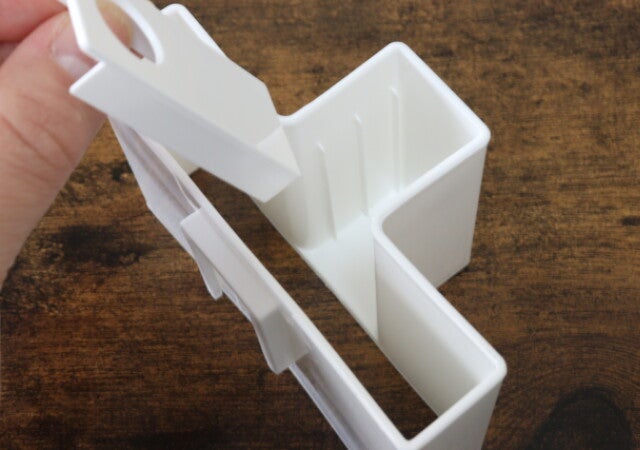 100均で買って大成功でした！保管しにくいアレを浮かせてスッキリ！機能面も満足の収納グッズ