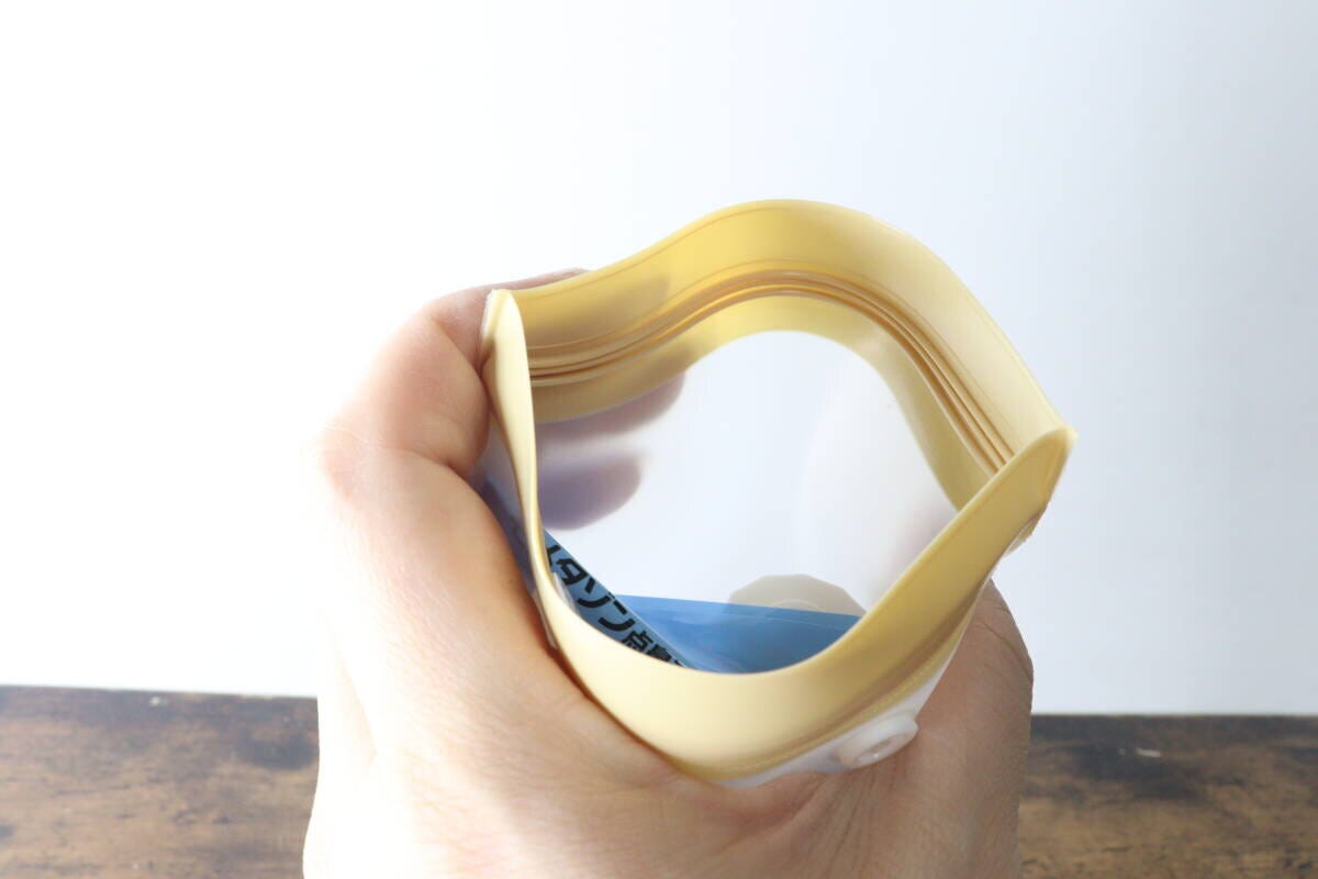 手でチャック袋の口を開きマチの広さを見せている 手でチャック袋の口を開きマチの広さを見せている