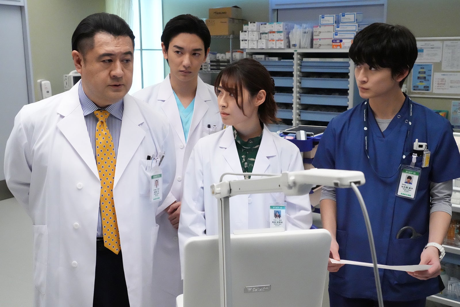 （左から）小手伸也、七瀬公、瀧本美織、高橋文哉／「ドクターホワイト」第1話より（C）フジテレビ