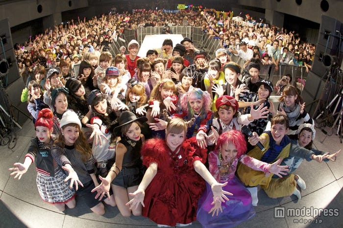 きゃりーぱみゅぱみゅを中心に集合写真