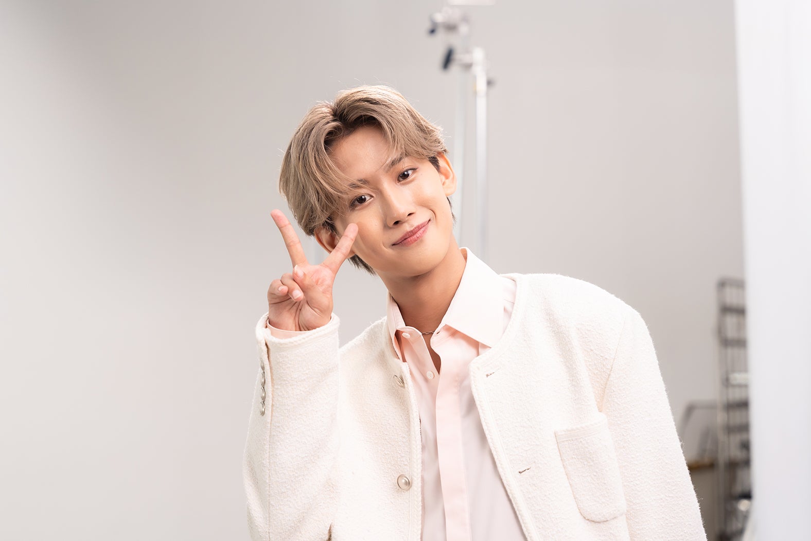 鈴木凌「SHElikes（シーライクス）」新CMオフショット（提供写真）