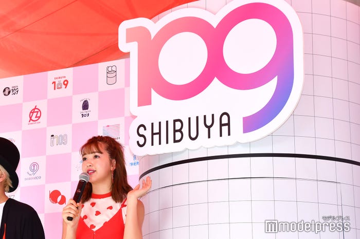 SHIBUYA109新ロゴと藤田ニコル(にこるん) (C)モデルプレス