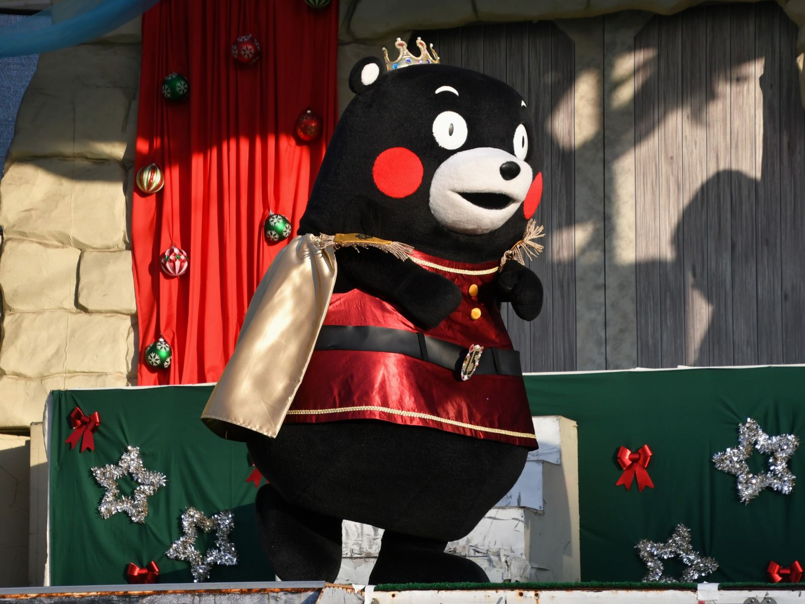 王冠をいただく「王子様」くまモン＝11月15、16日、神奈川県川崎市