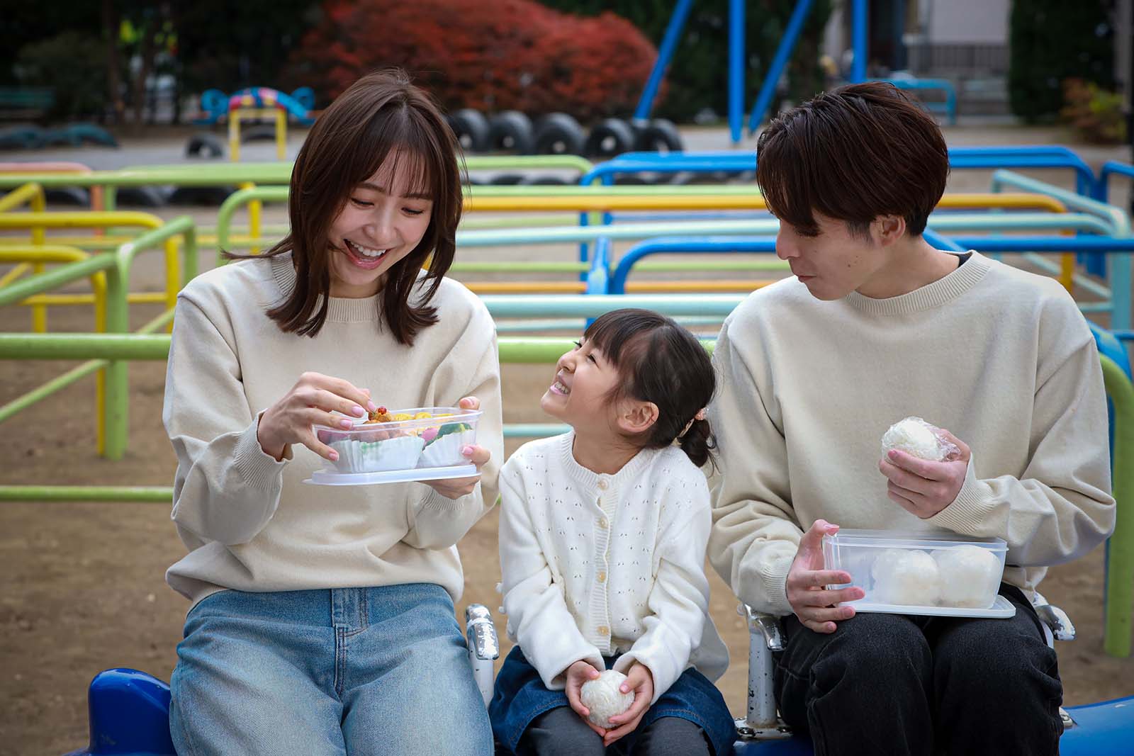 篠田麻里子、磯村アメリ、伊藤淳史「離婚しない男―サレ夫と悪嫁の騙し愛―」第5話より（C）テレビ朝日