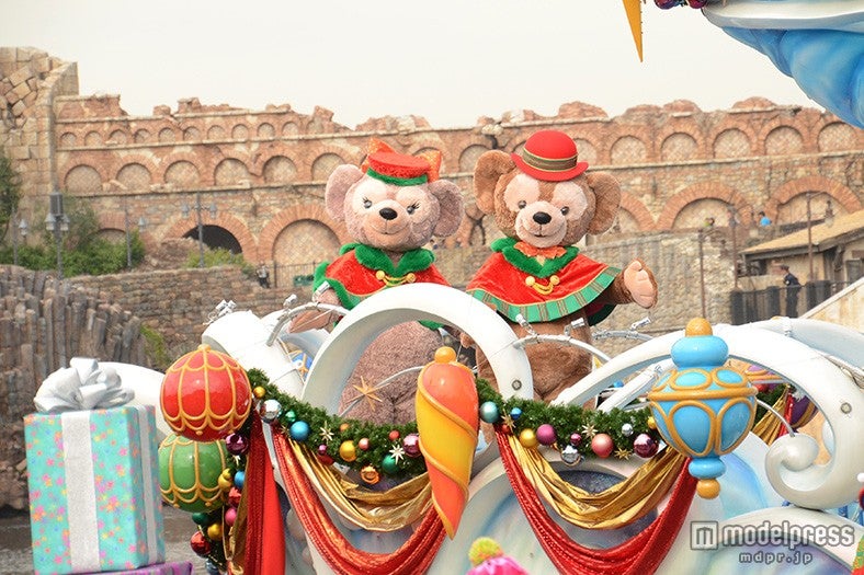 「パーフェクト・クリスマス」（左から）シェリーメイ、ダッフィー