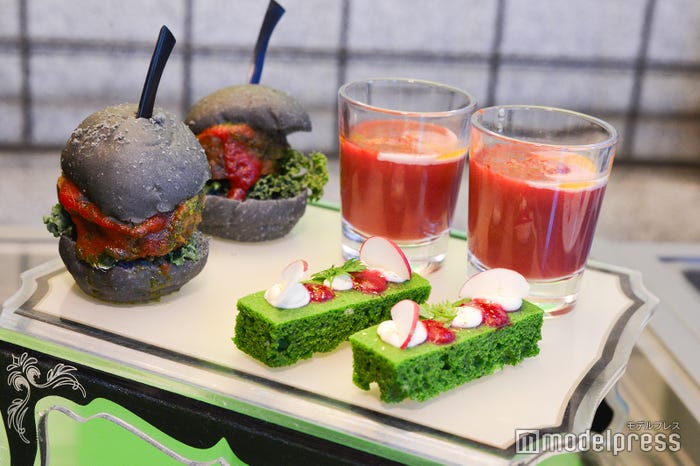 ブラックミニバーガー バジル トマトソース、ほうれん草のケークサレ クリアソイマスカルポーネクリームフランボワーズソース、ビーツのポタージュ ピマンデエスプレットのアクセント(C)モデルプレス