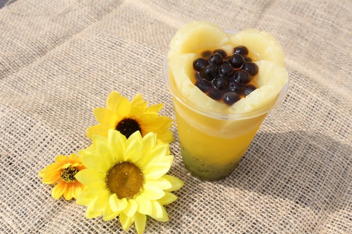 オリジナル期間限定メニュー「ヒマワリ タピオカジュース」／画像提供：ソレイユの丘