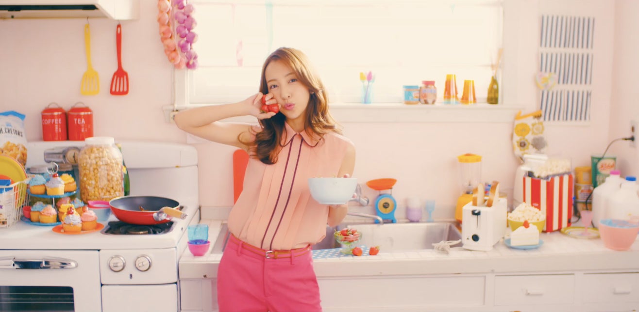 板野友美「#いいね！」MVより（提供画像）