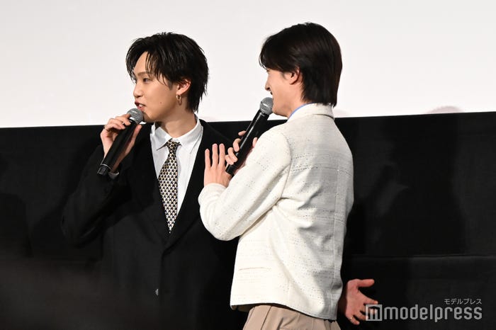 堀夏喜に裏話を明かされ、恥ずかしがる山中柔太朗(C)モデルプレス