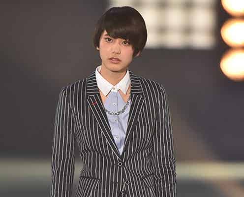山崎紘菜、圧巻美脚に視線集中 クールな美貌際立つランウェイ<GirlsAward 2015 S/S>