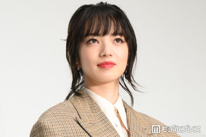小松菜奈、第1子出産後初の公の場 監督が圧巻の美貌称賛「美しい」【わたくしどもは。】