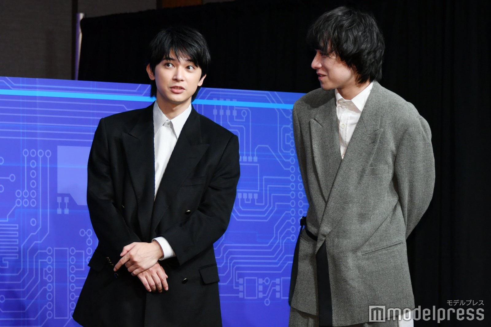 談笑する吉沢亮、落合モトキ（C）モデルプレス