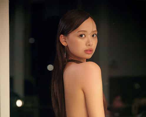 日向坂46濱岸ひより、大胆背中開きドレスで抜群スタイル披露 先行カット解禁&4都市でパネル展開催決定【もしも】