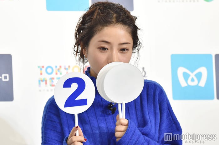 クイズに悩む石原さとみ (C)モデルプレス