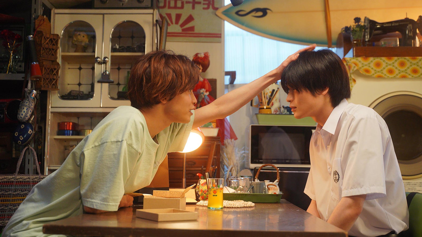 草川拓弥、西垣匠 （C）缶爪さわ・椿ゆず／KDOKAWA／「みなと商事コインランドリー」製作委員会