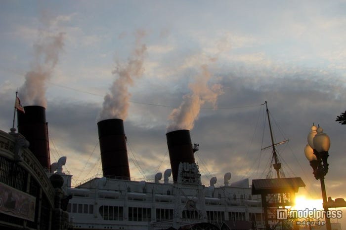 サンセットをS.S.コロンビア号のデッキから見る贅沢な時間の過ごし方/東京ディズニーシー