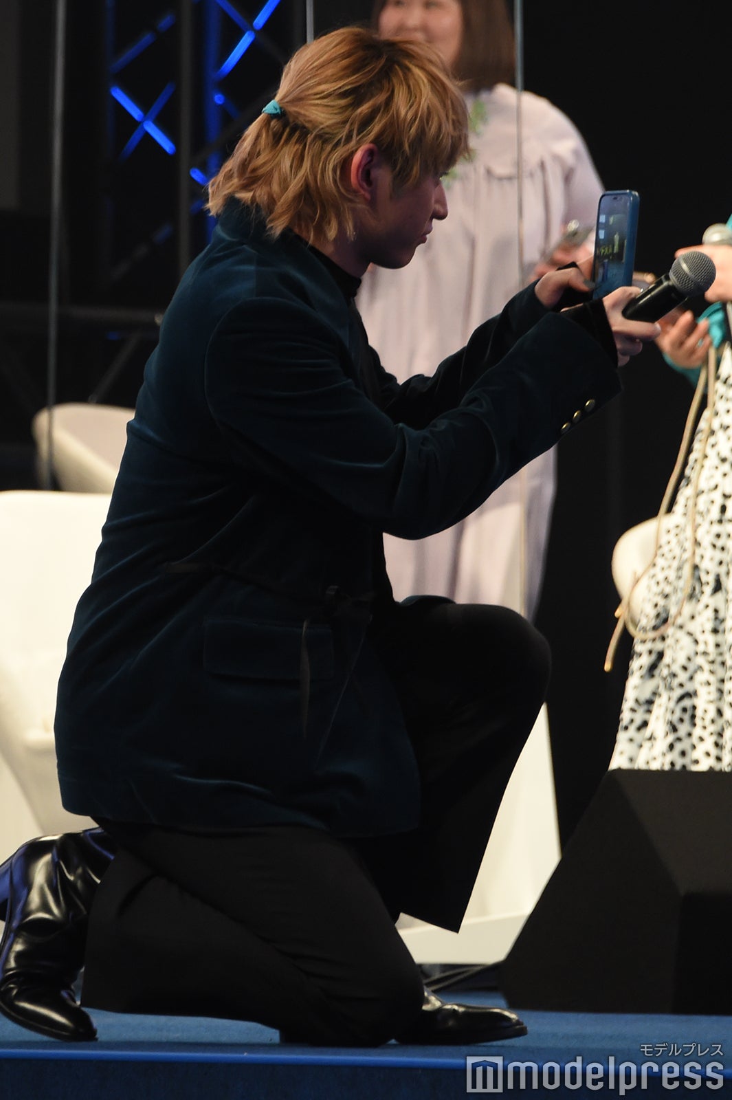 金メダルを首にかける田村淳を撮影するSKY-HI（C）モデルプレス