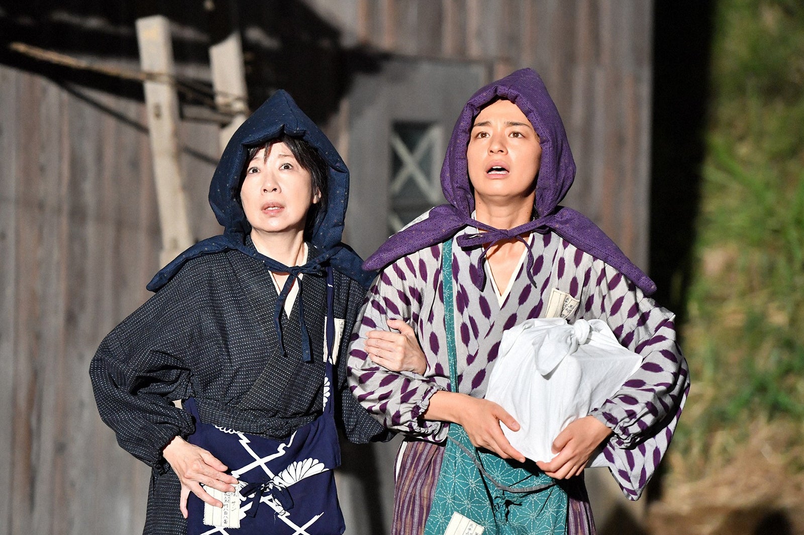 伊藤蘭、尾野真千子／「この世界の片隅に」第7話より（C）TBS