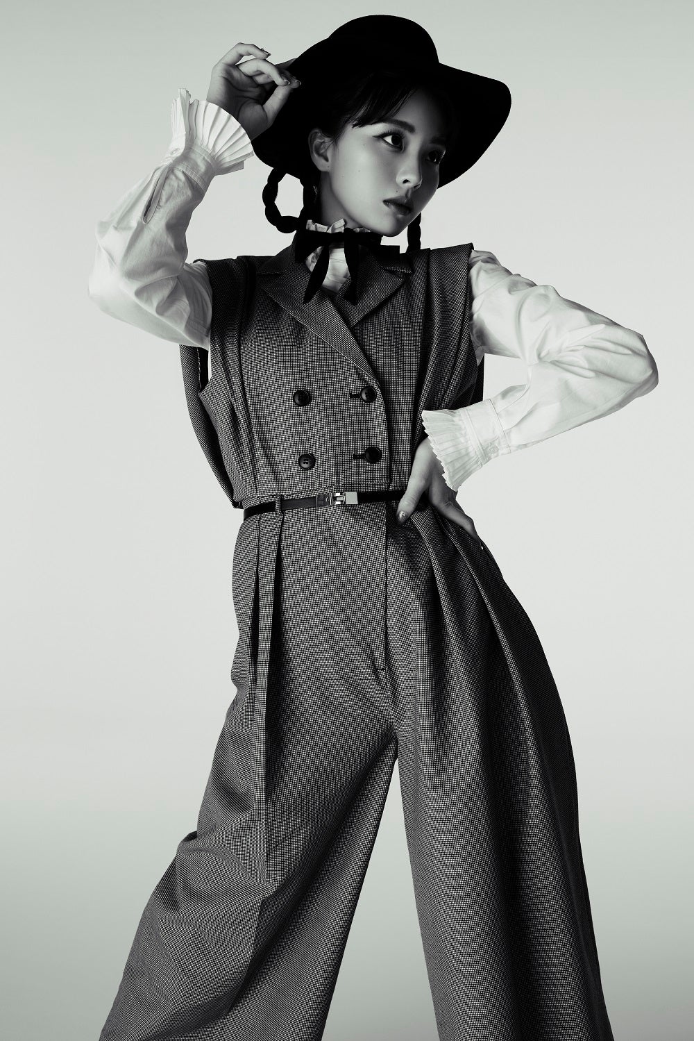 「川口ゆりな2022.04-2023.03カレンダーブック」（東京ニュース通信社刊）