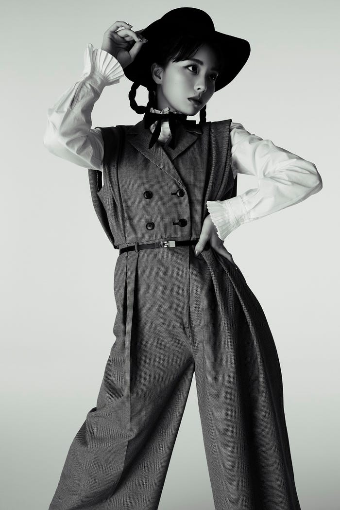 「川口ゆりな2022.04-2023.03カレンダーブック」(東京ニュース通信社刊)